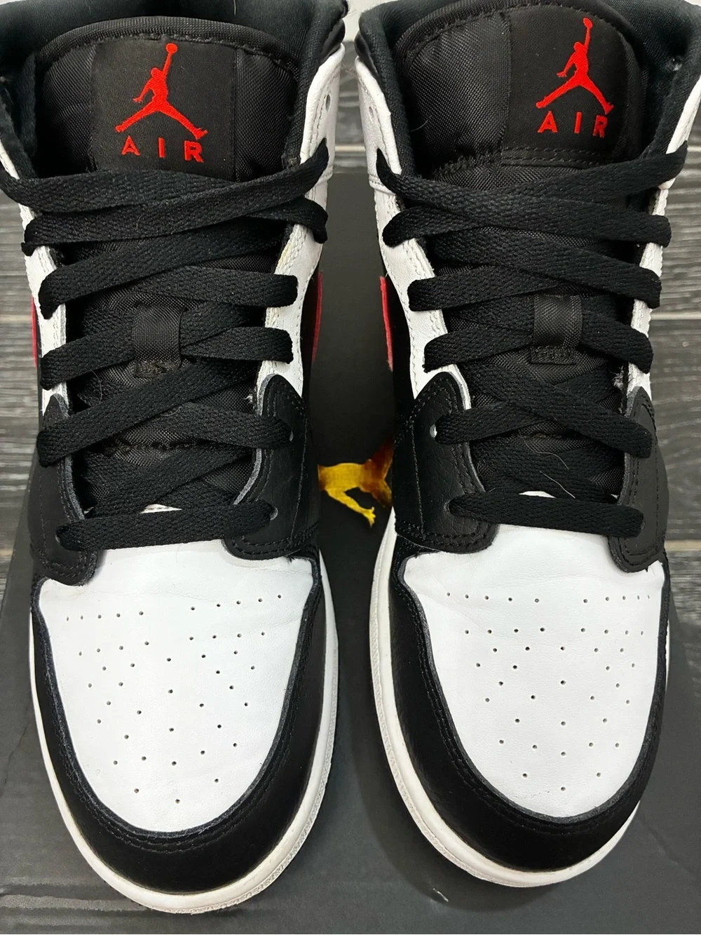 Jordan 1 Mid (GS) Black/Chile Red-White - Picture 5 of 10